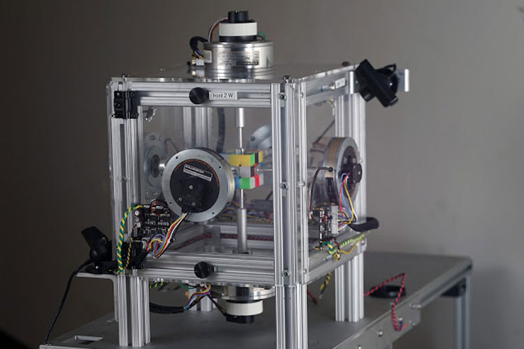 حل مساله مکعب روبیک توسط ربات